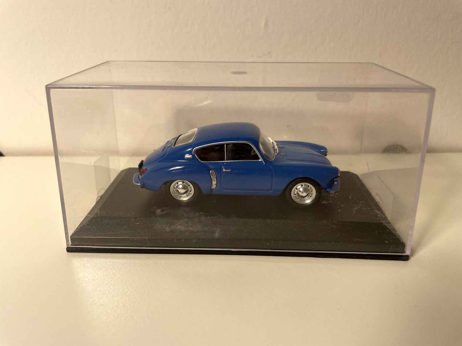 Niebieski Renault Alpine A106 z 1965 roku (małe pudełko z pleksiglasu)