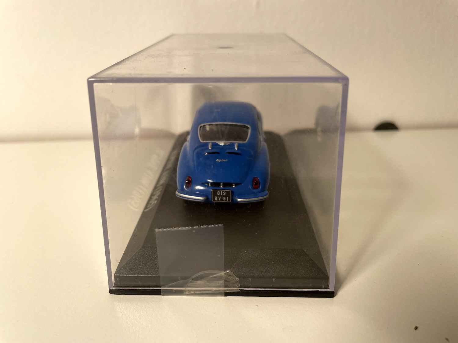 Niebieski Renault Alpine A106 z 1965 roku (małe pudełko z pleksiglasu)