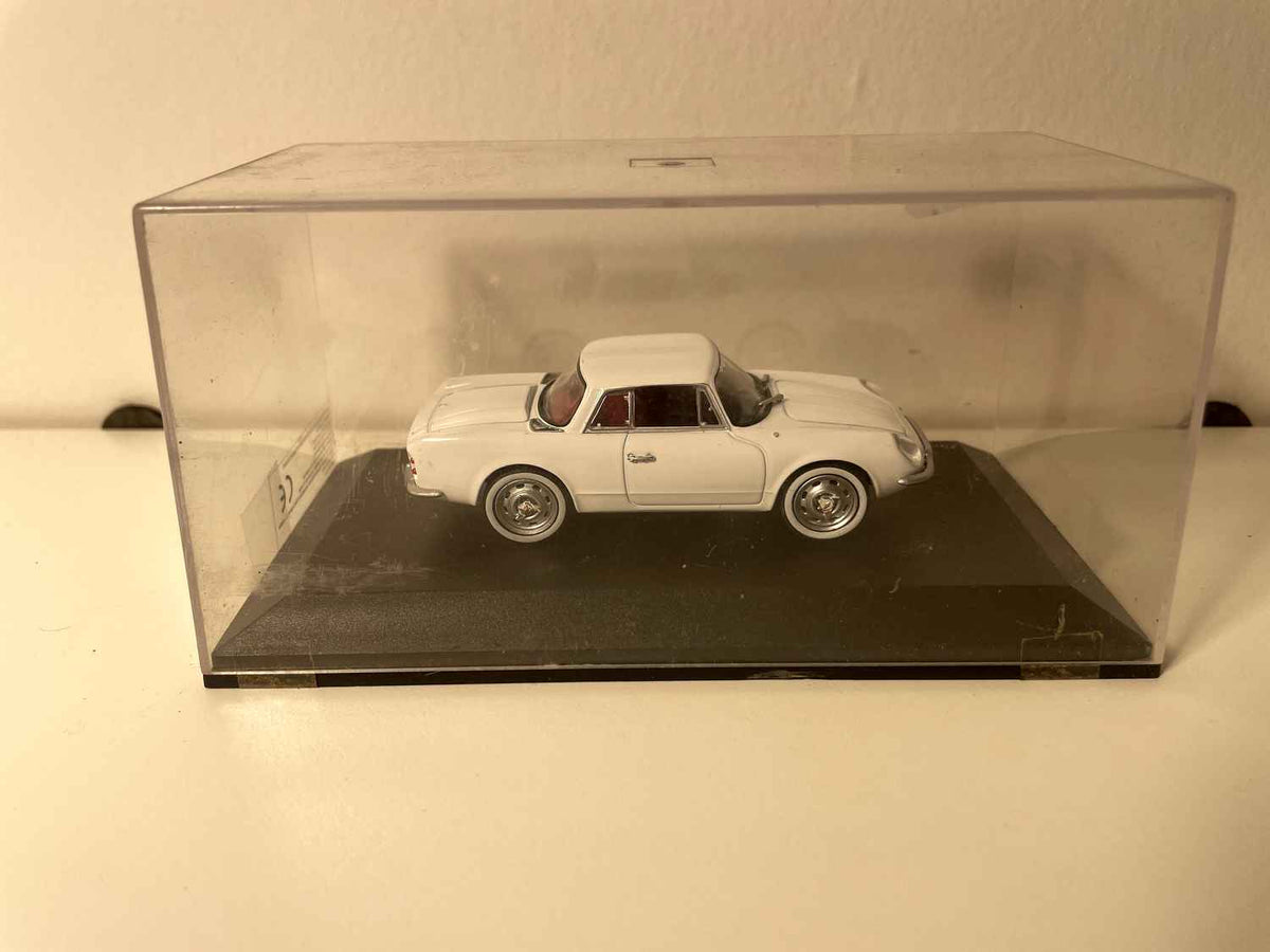 Wäissen Renault Alpine A108 2+2 Coupé vun 1961