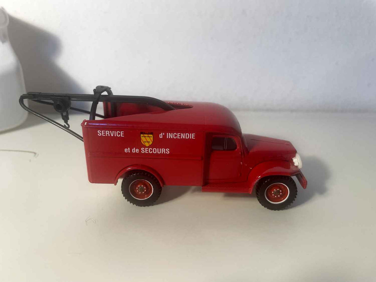 Red FIREFIGHTER Dodge tow truck (Solido reference 2156)