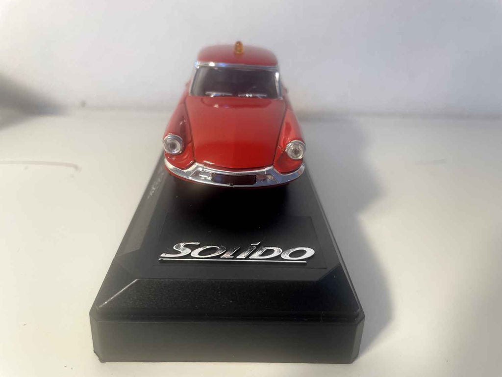 Citroën DS rouge POMPIERS de 1956 (Solido référence 4818)