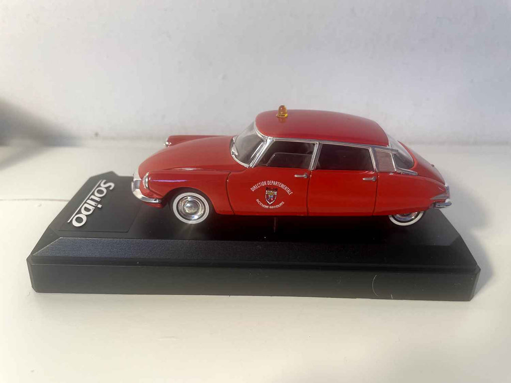 Citroën DS rouge POMPIERS de 1956 (Solido référence 4818)