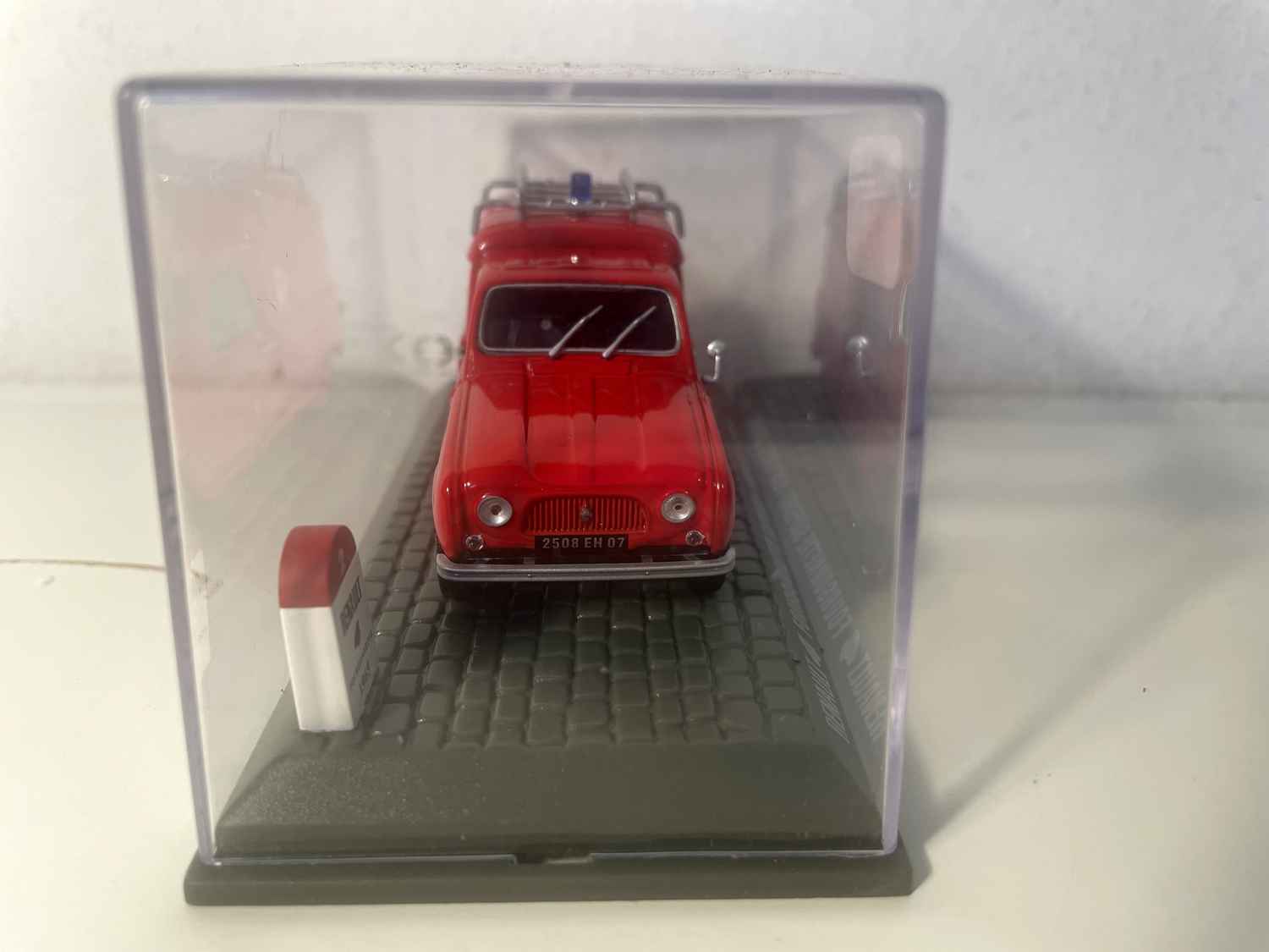 1965 rote Renault 4 Transporter der Annonay Feuerwehr