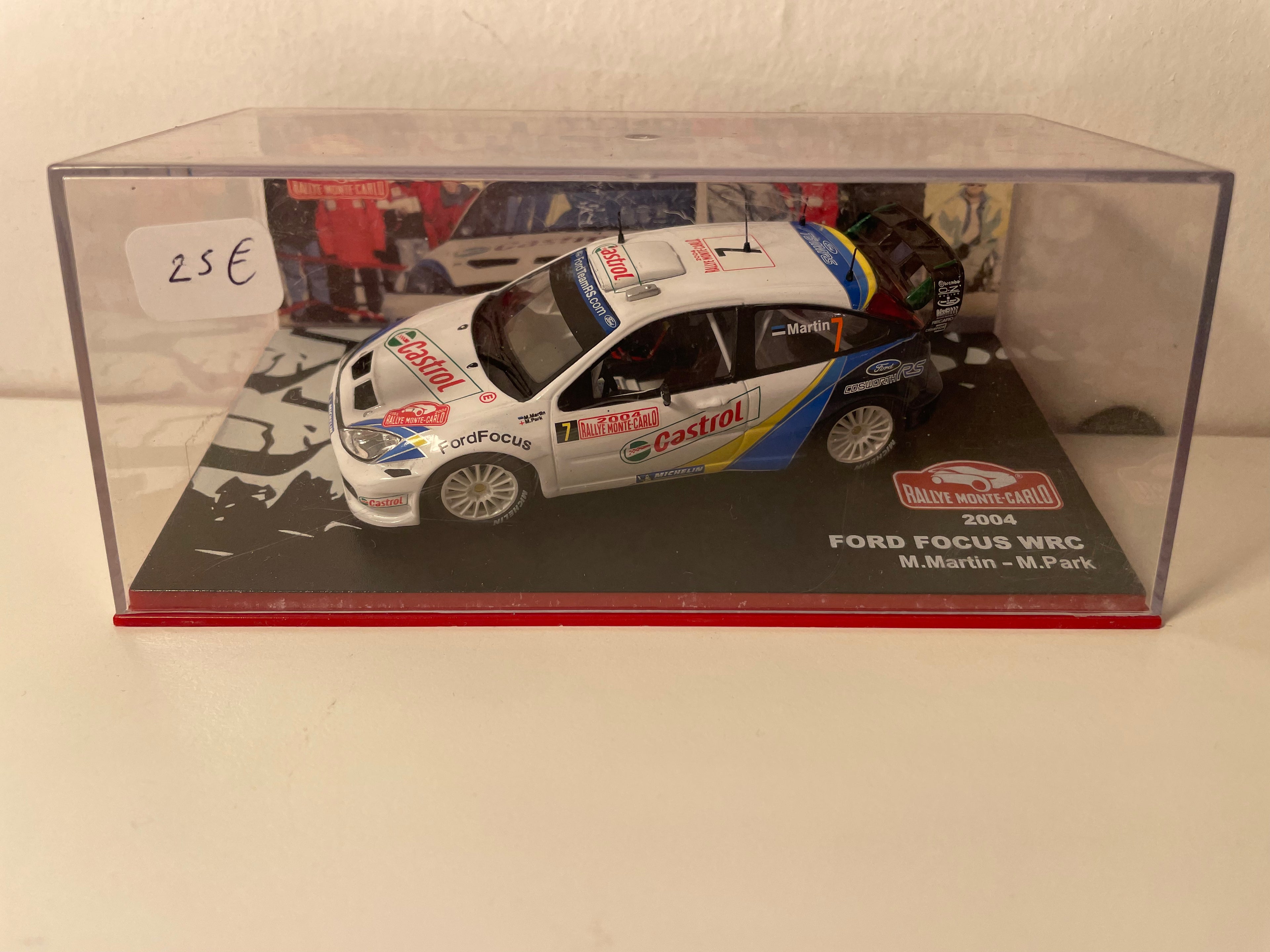 Ford Focus WRC blanche, bleue et noire numéro 7 - rallye de Monté-Carlo de 2004