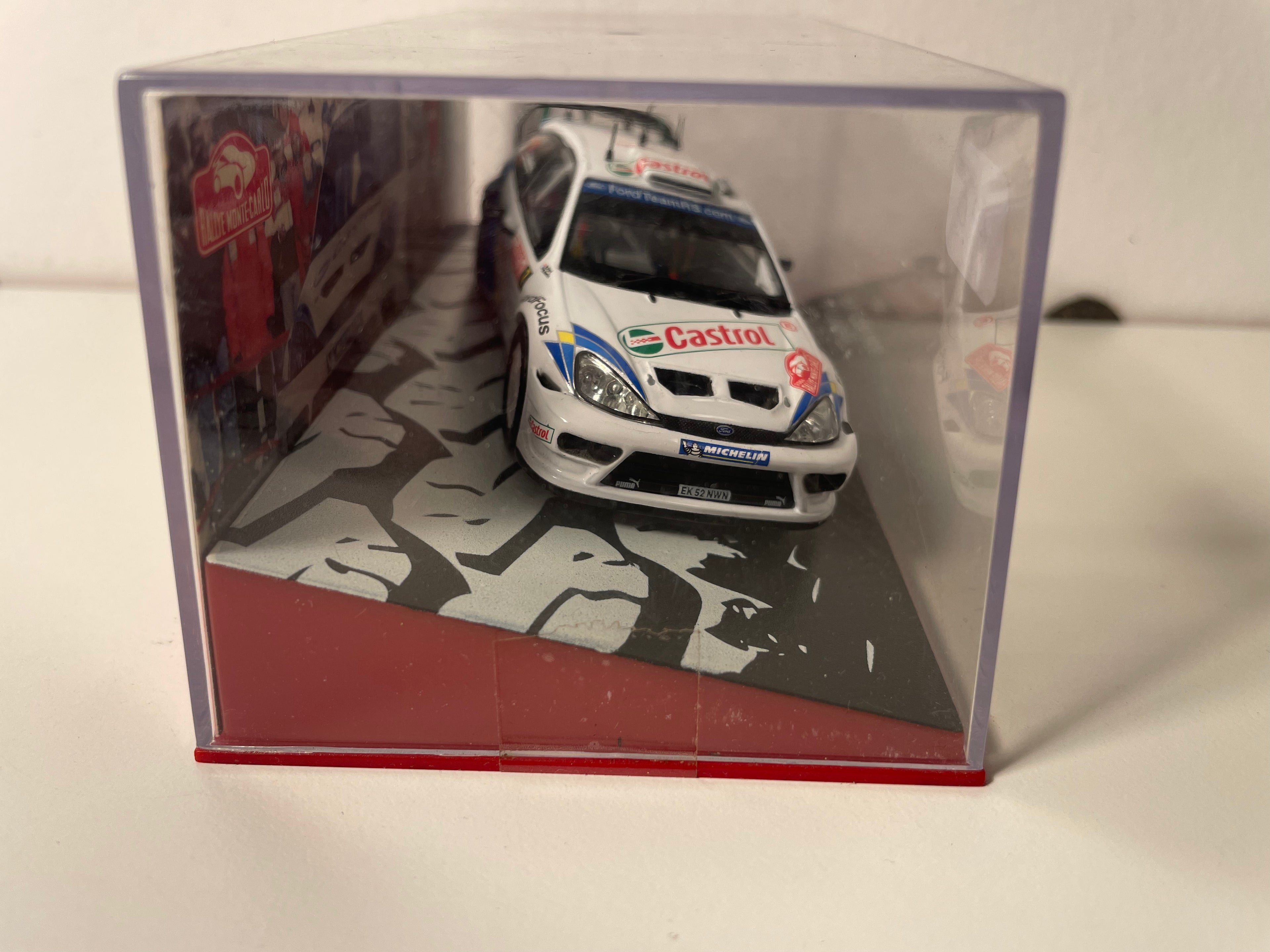Ford Focus WRC blanche, bleue et noire numéro 7 - rallye de Monté-Carlo de 2004