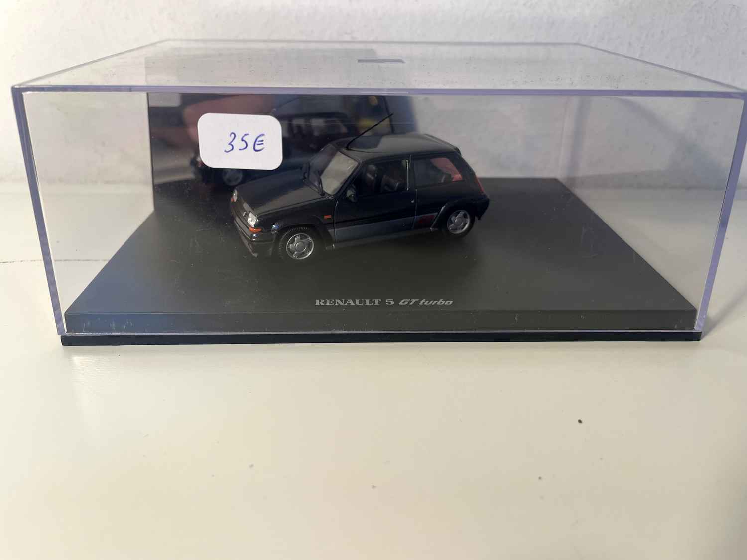 Renault 5 GT Turbo an däischgräif Faarf (Rechthoek Box) - Universal Hobbies