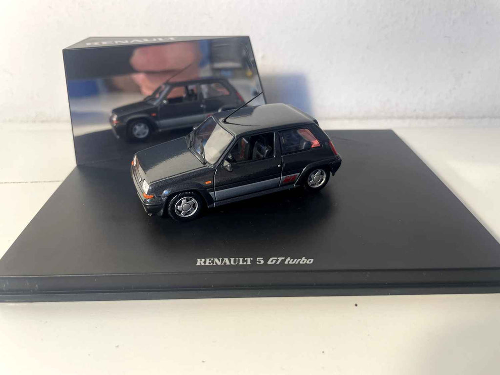Renault 5 GT Turbo an däischgräif Faarf (Rechthoek Box) - Universal Hobbies