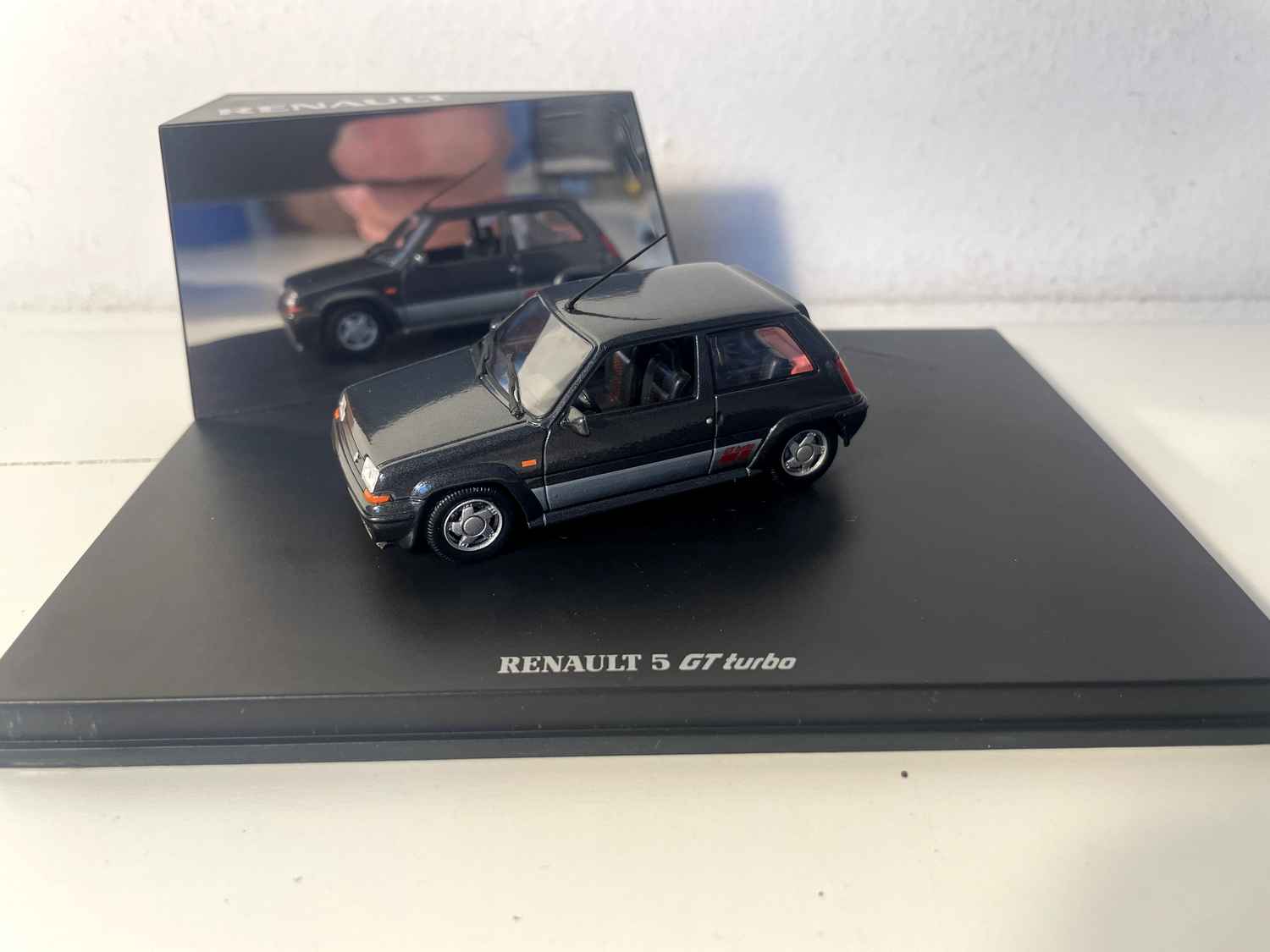 Renault 5 GT Turbo an däischgräif Faarf (Rechthoek Box) - Universal Hobbies