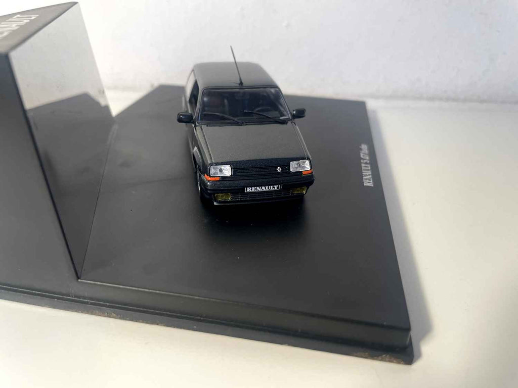 Renault 5 GT Turbo an däischgräif Faarf (Rechthoek Box) - Universal Hobbies