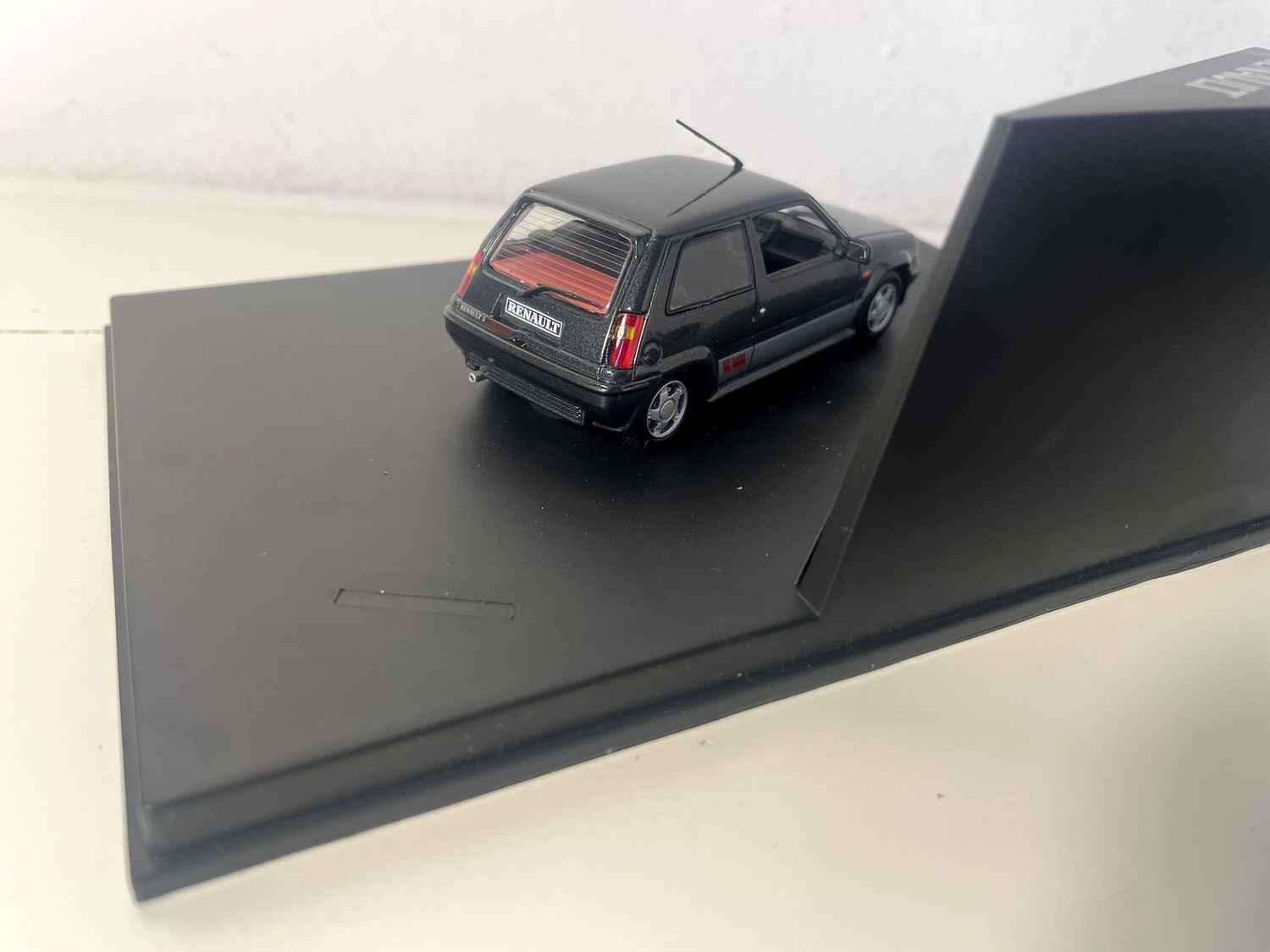 Renault 5 GT Turbo an däischgräif Faarf (Rechthoek Box) - Universal Hobbies