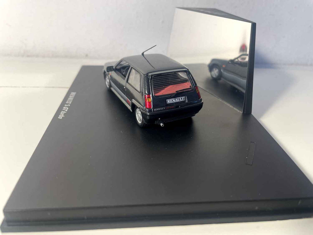 Renault 5 GT Turbo an däischgräif Faarf (Rechthoek Box) - Universal Hobbies