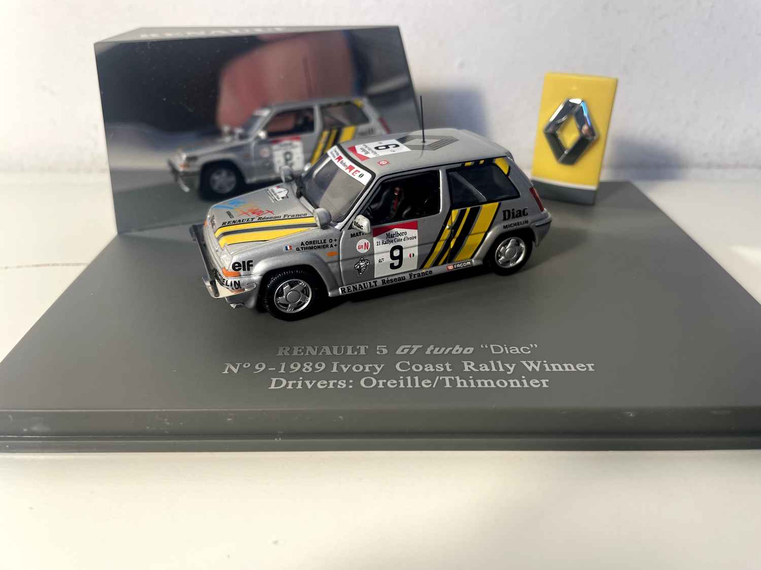 Renault 5 GT Turbo Diac grau Nummer 9 "Sieger der Côte d'Ivoire Rallye 1989 (rechteckige Box) - Universal Hobbies