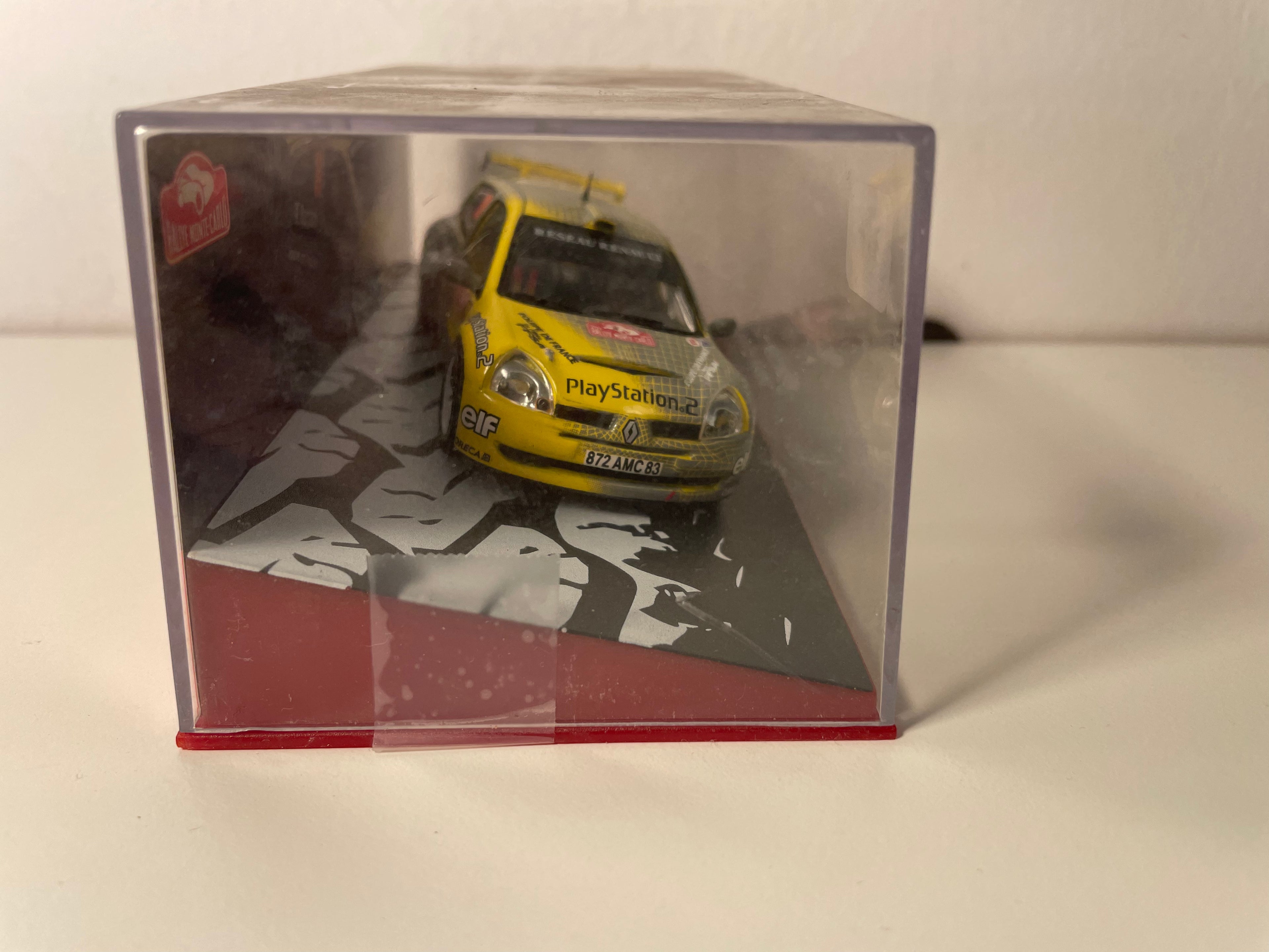 Renault Clio S 1600 jaune et grise numéro 39 - Rallye de Monté-Carlo de 2004