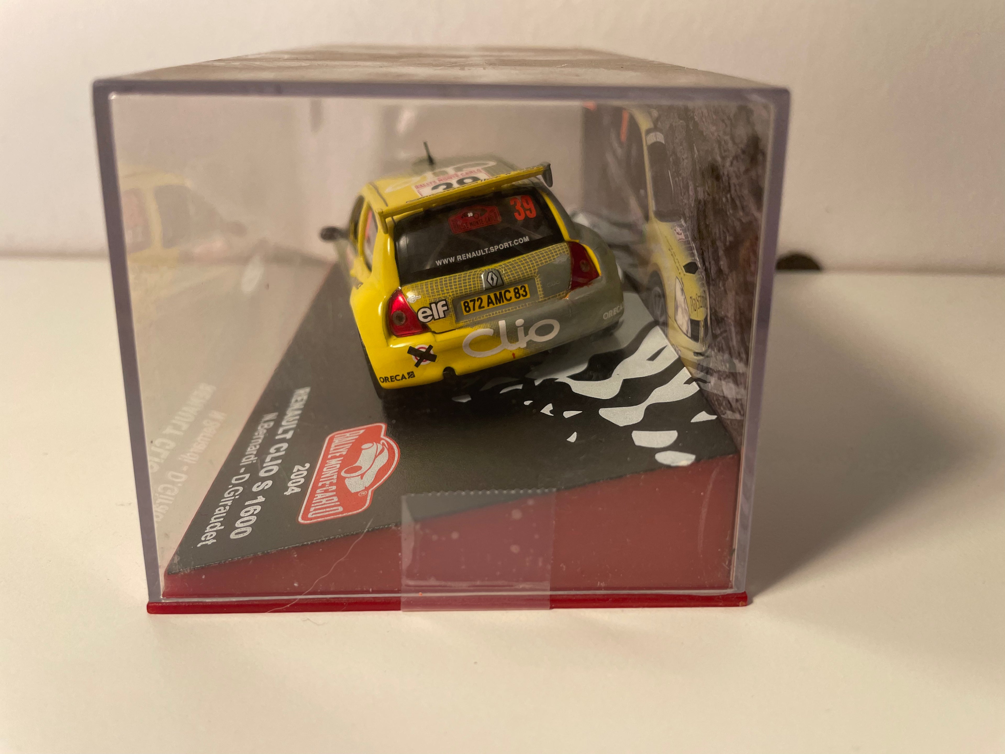 Renault Clio S 1600 jaune et grise numéro 39 - Rallye de Monté-Carlo de 2004