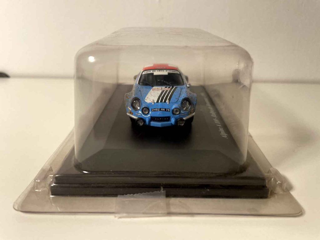 Renault Alpine A110 niebieska, biała i czerwona numer 44 - rajd Bandama (Côte d'Ivoire) z 1974 roku