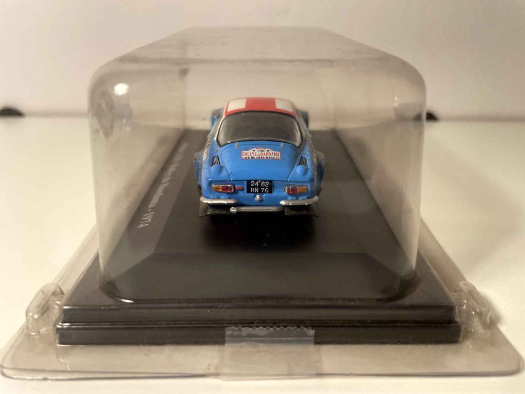 Renault Alpine A110 niebieska, biała i czerwona numer 44 - rajd Bandama (Côte d'Ivoire) z 1974 roku