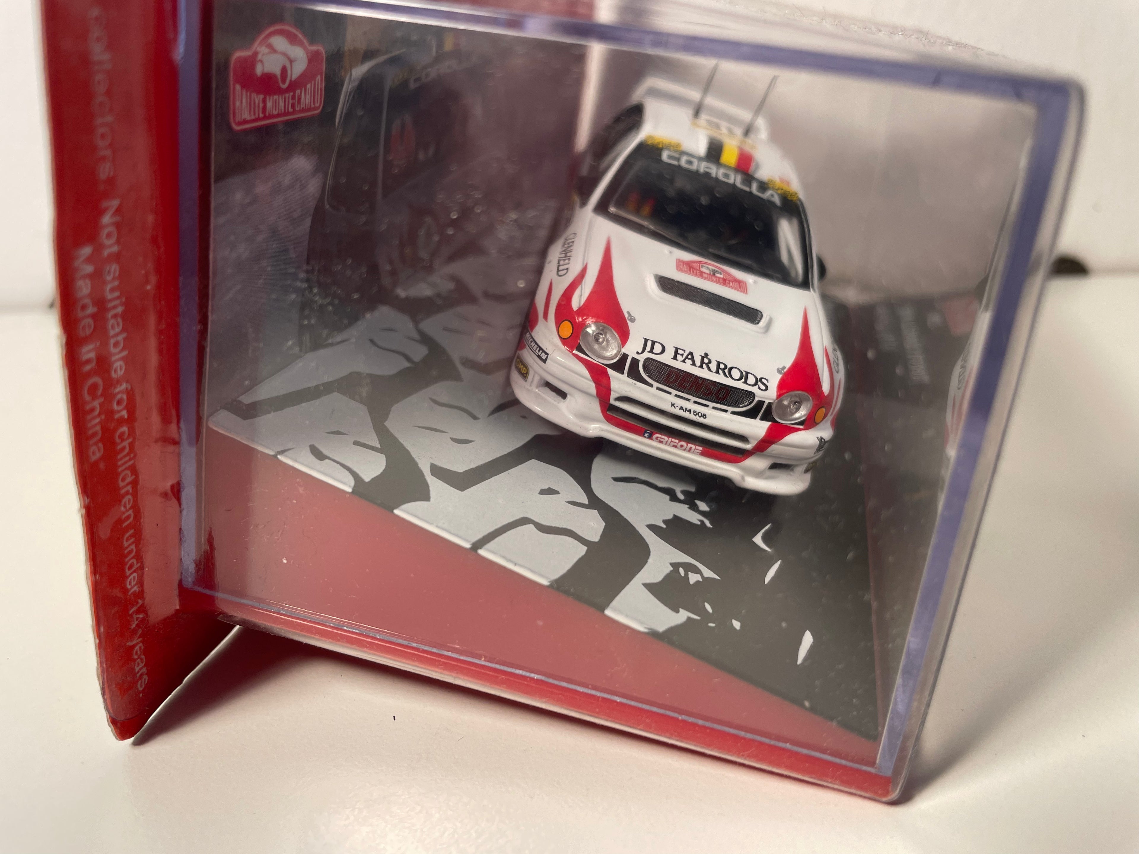 Toyota Corolla WRC blanca y roja número 18 - rally de Montecarlo de 2000
