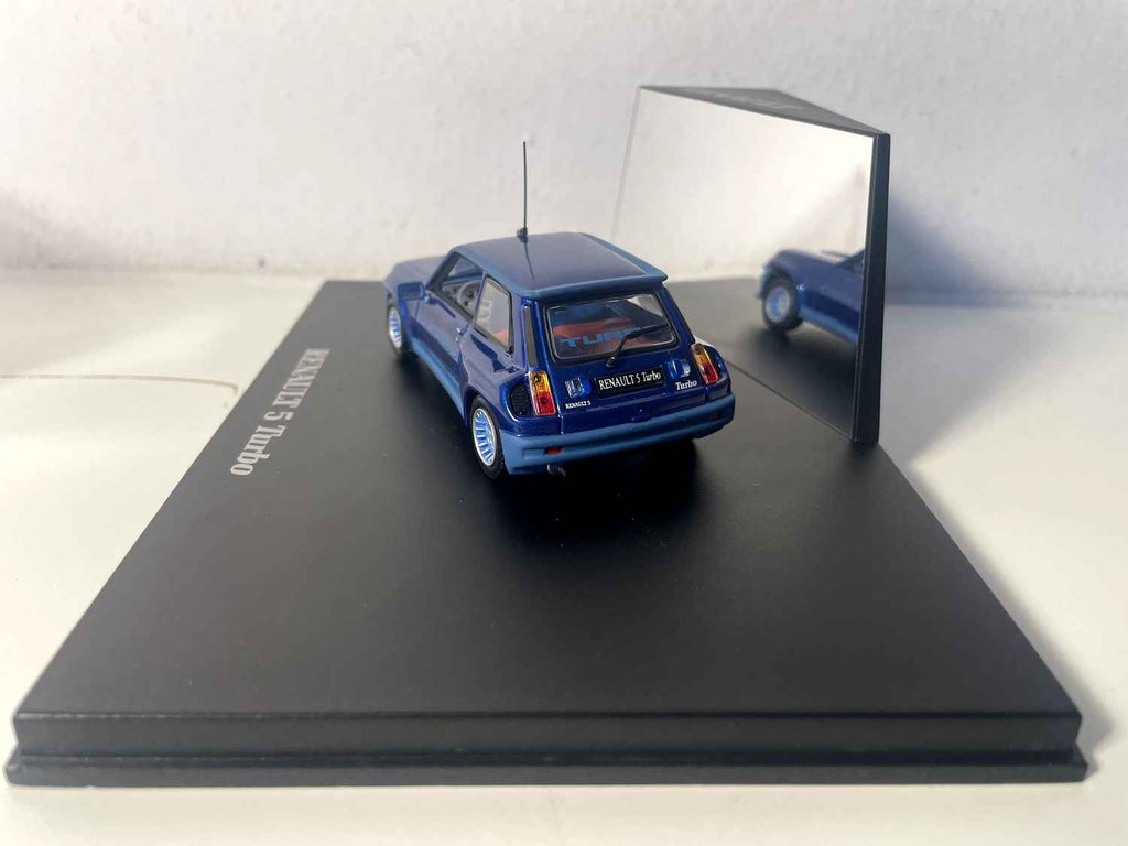 Renault 5 Turbo niebieska (coffret boite rectangle) - Universal Hobbies