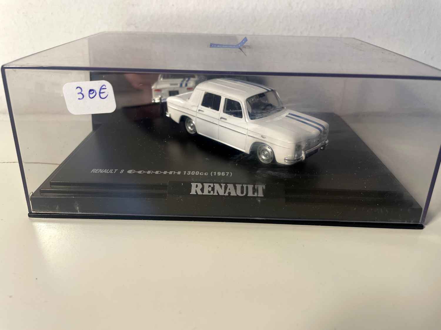 Renault 8 Gordini 1300 cc biała z niebieskimi paskami z 1967 roku (pudełko prostokątne) - NOREV