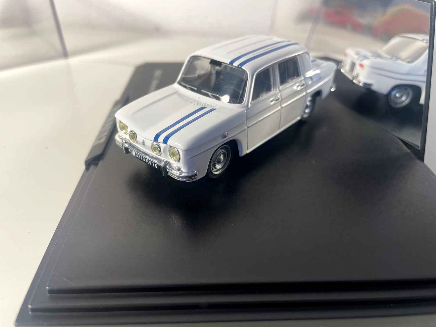 Renault 8 Gordini 1300 cc biała z niebieskimi paskami z 1967 roku (pudełko prostokątne) - NOREV