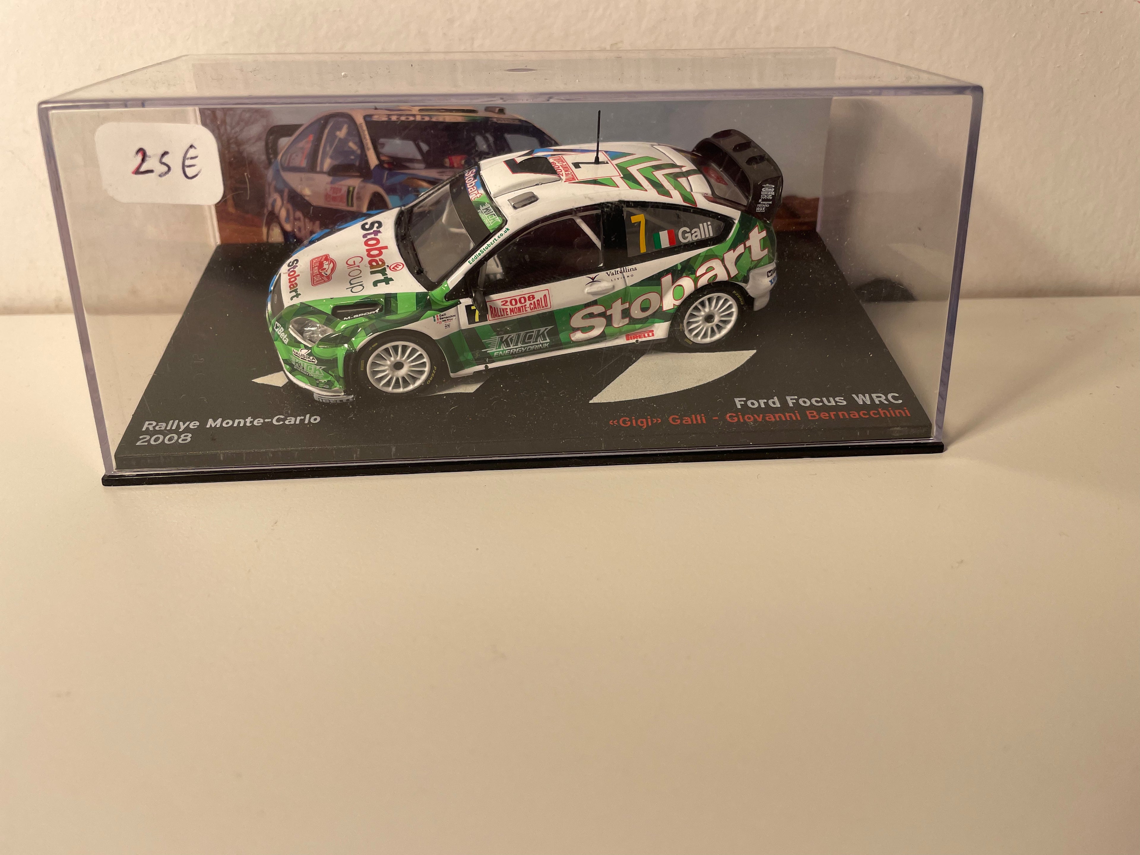 Ford Focus WRC blanche, bleue et verte numéro 7 - rallye de Monté-Carlo de 2008