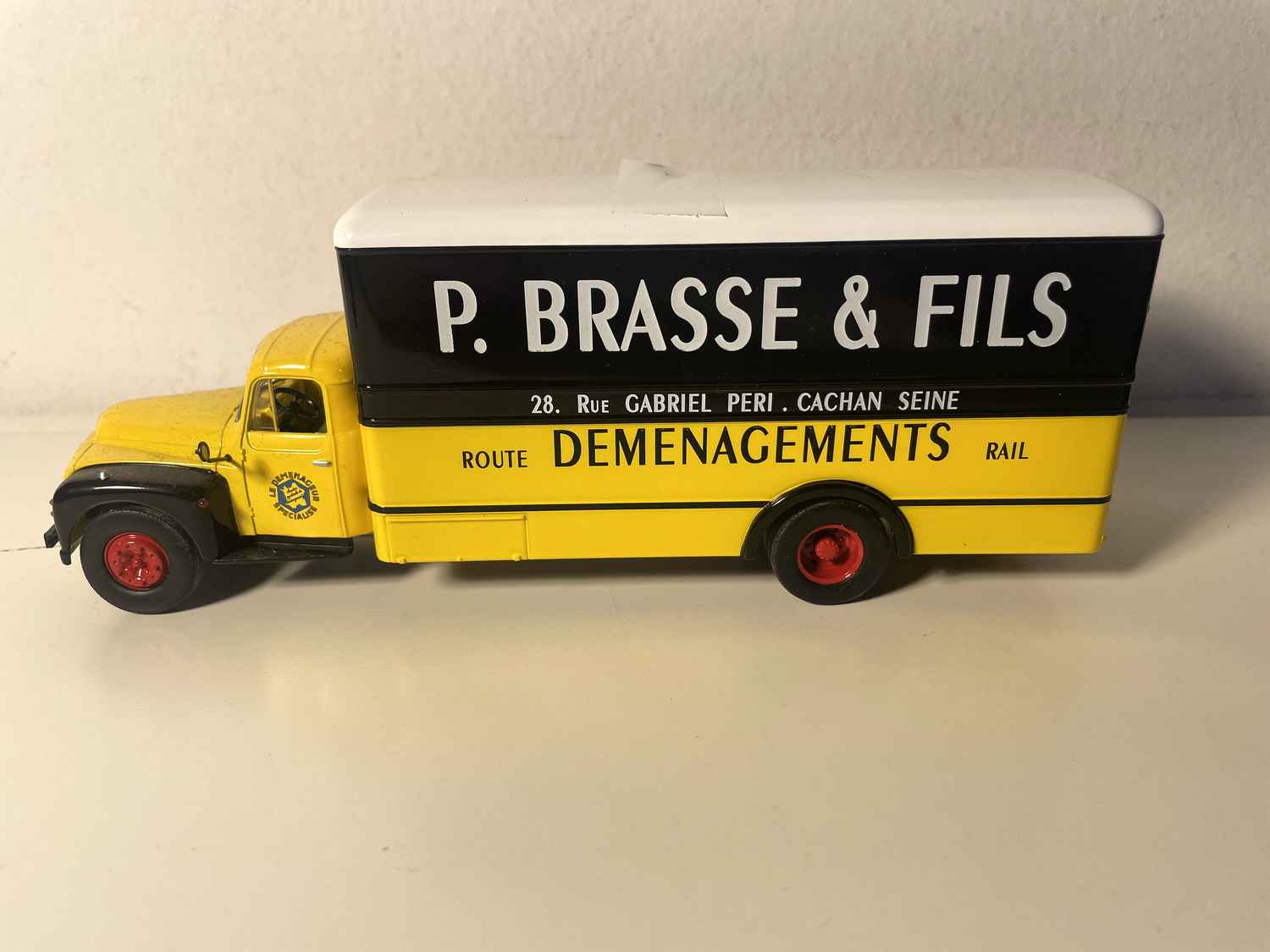 Caminhão Citroën T55-60 Amarelo e Preto - Remoções P. Brasse & Filhos (um espelho quebrado)
