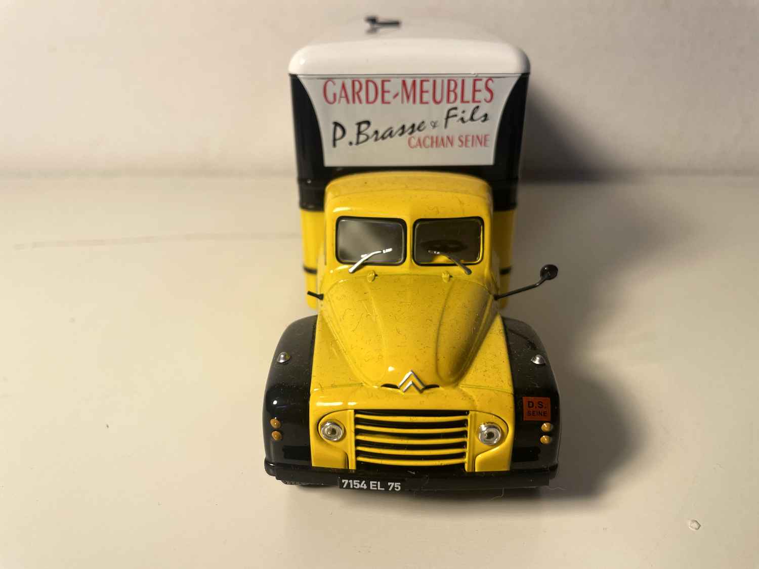 Caminhão Citroën T55-60 Amarelo e Preto - Remoções P. Brasse & Filhos (um espelho quebrado)