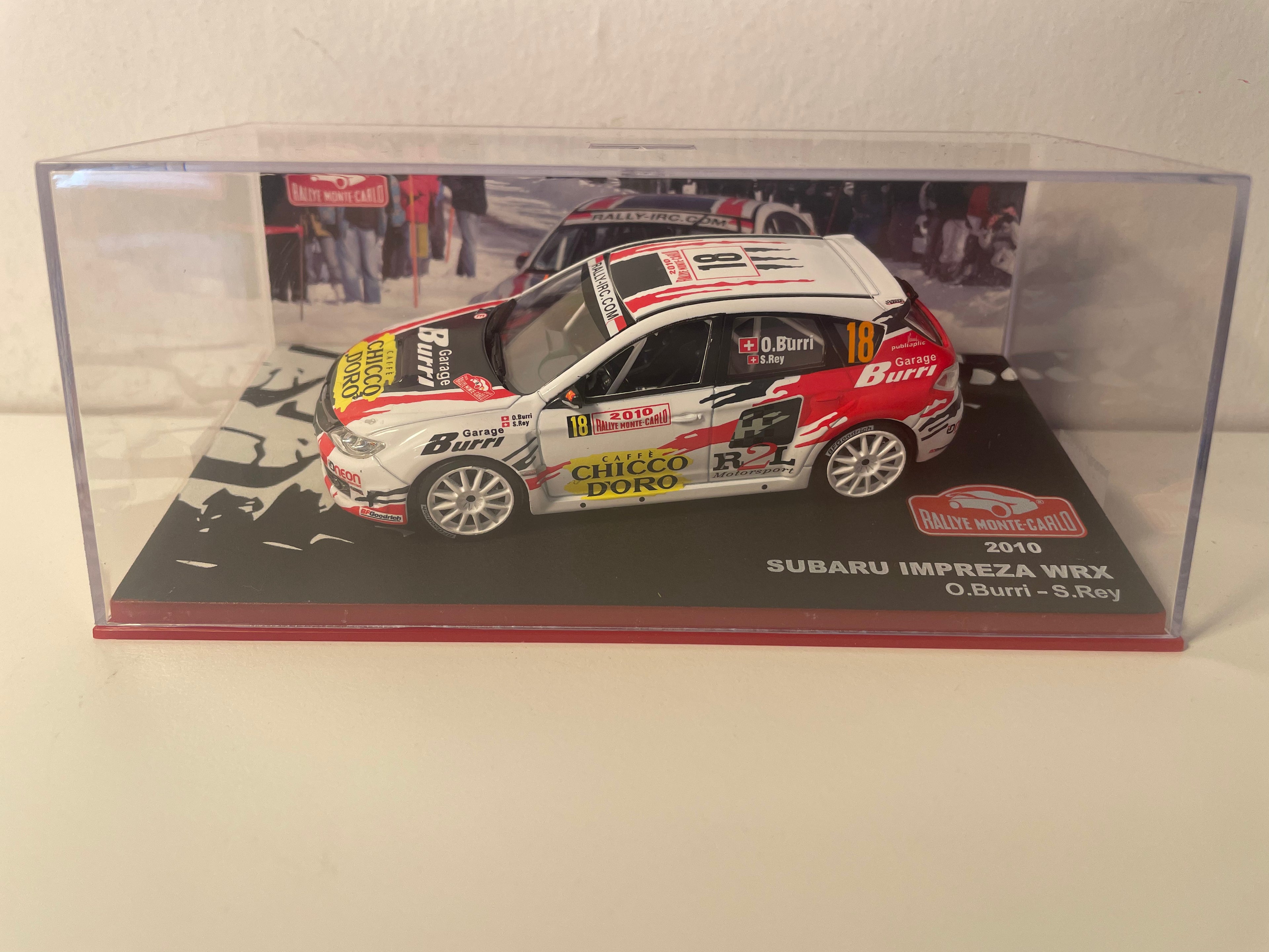 Subaru Impreza WRX w kolorze białym, czerwonym i czarnym numer 18 - rajd Monte-Carlo 2010