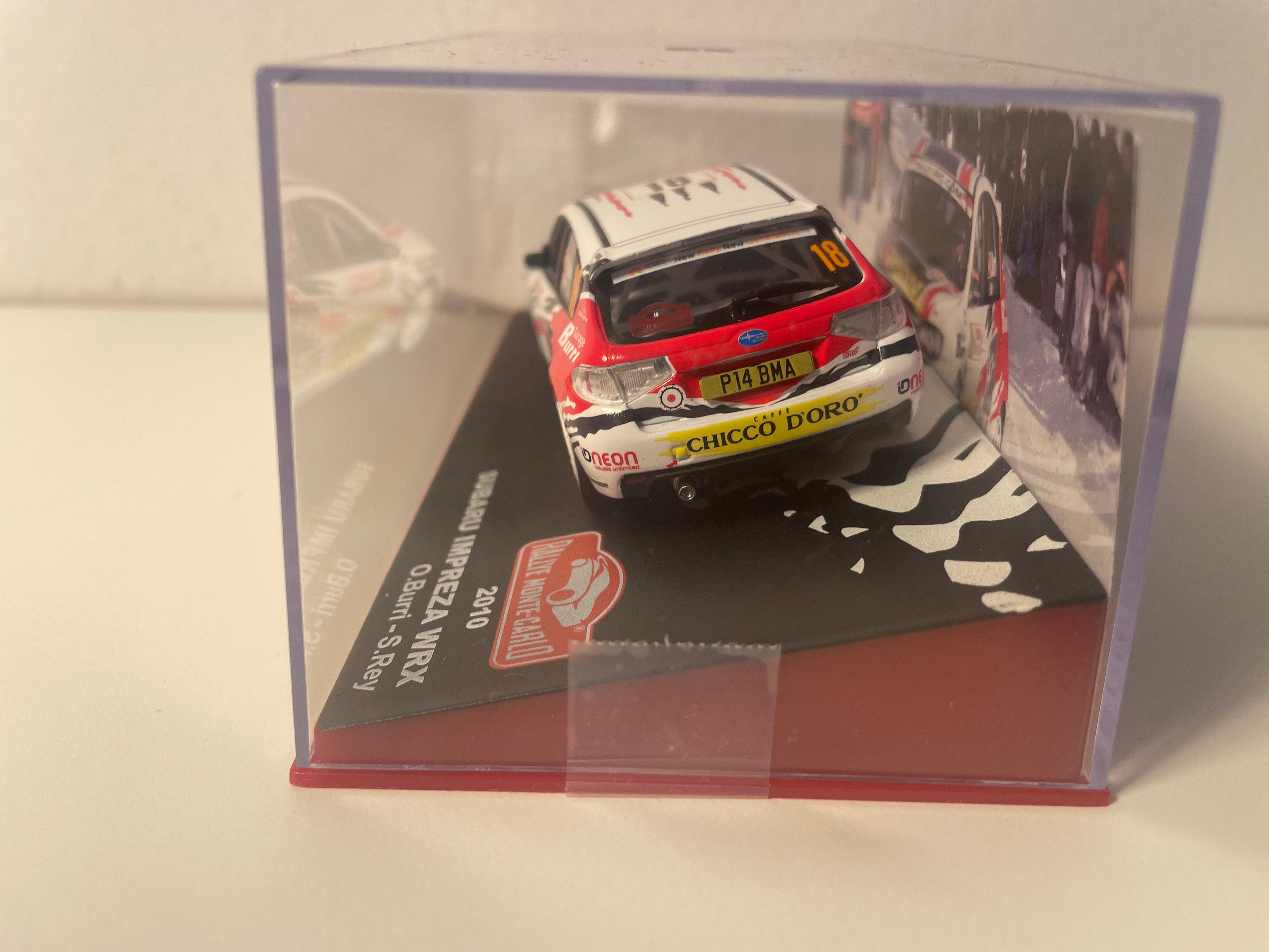 Subaru Impreza WRX w kolorze białym, czerwonym i czarnym numer 18 - rajd Monte-Carlo 2010