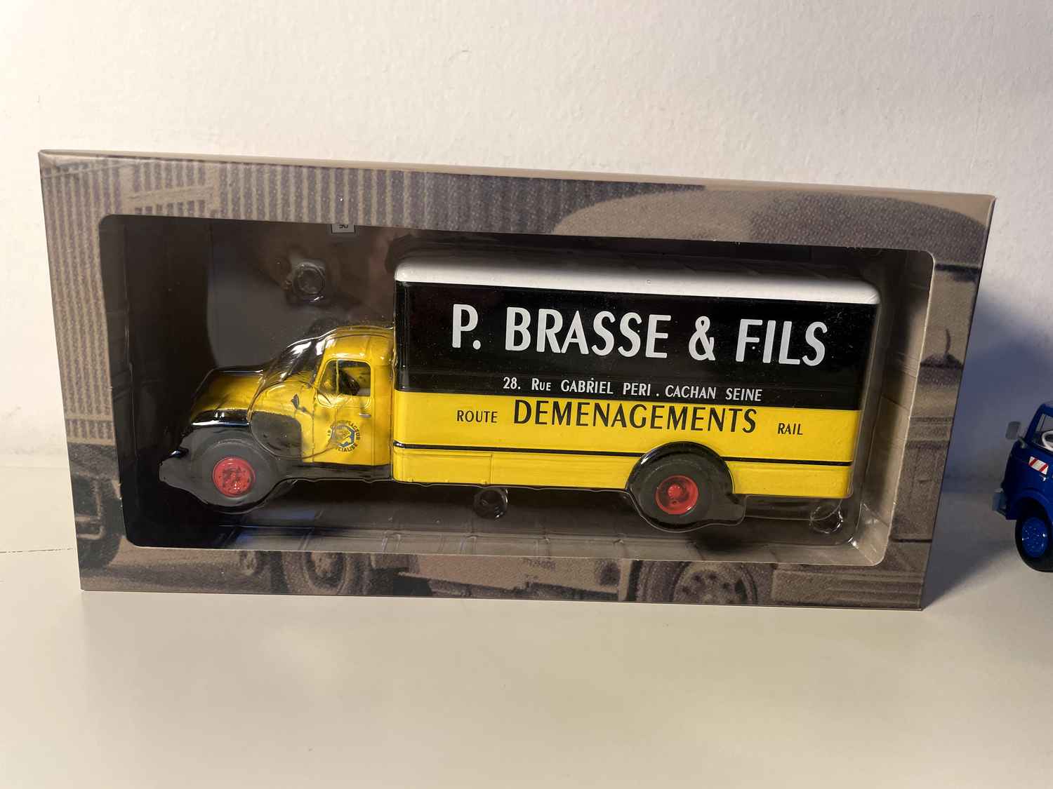 Caminhão Citroën T55-60 Amarelo e Preto - Remoções P. Brasse & Filhos (um espelho quebrado)