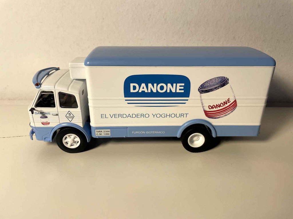 PEGASO Z - 206 weiß und blau Lkw aus 1956 - DANONE (ein Spiegel weniger)
