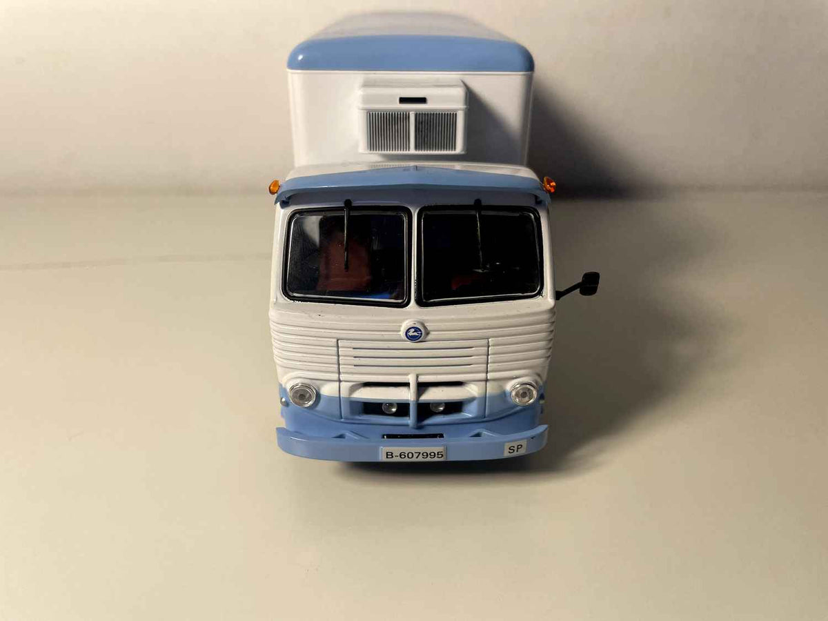 PEGASO Z - 206 weiß und blau Lkw aus 1956 - DANONE (ein Spiegel weniger)