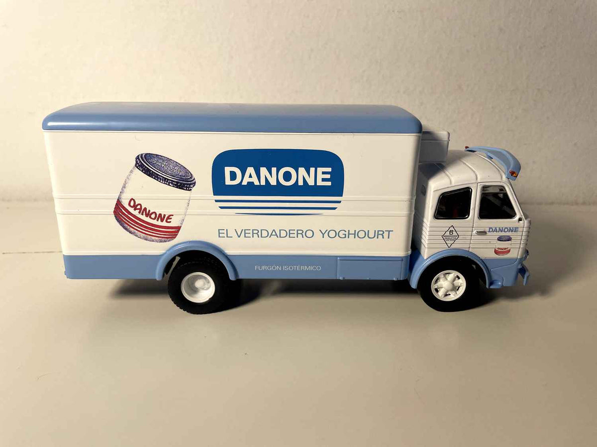 PEGASO Z - 206 weiß und blau Lkw aus 1956 - DANONE (ein Spiegel weniger)