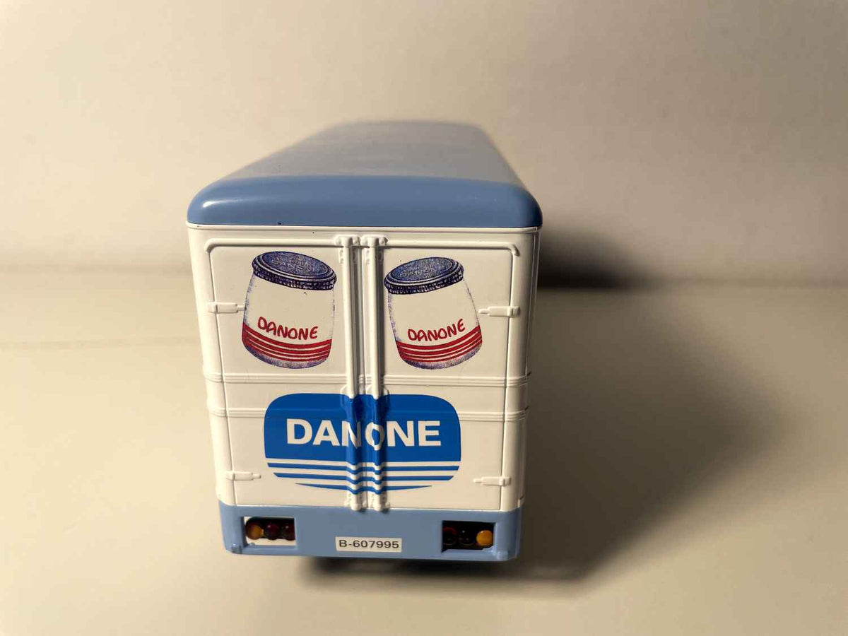 PEGASO Z - 206 weiß und blau Lkw aus 1956 - DANONE (ein Spiegel weniger)