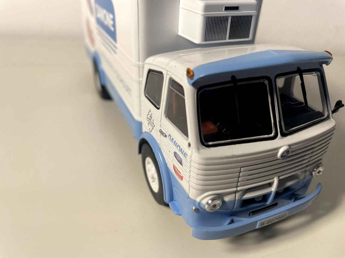 PEGASO Z - 206 weiß und blau Lkw aus 1956 - DANONE (ein Spiegel weniger)