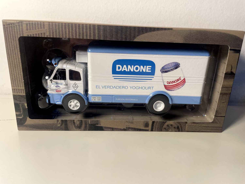 PEGASO Z - 206 weiß und blau Lkw aus 1956 - DANONE (ein Spiegel weniger)
