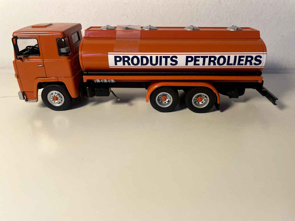 SCANIA 141 orange Tankwagen "Ölprodukte" (ein kaputter Spiegel)