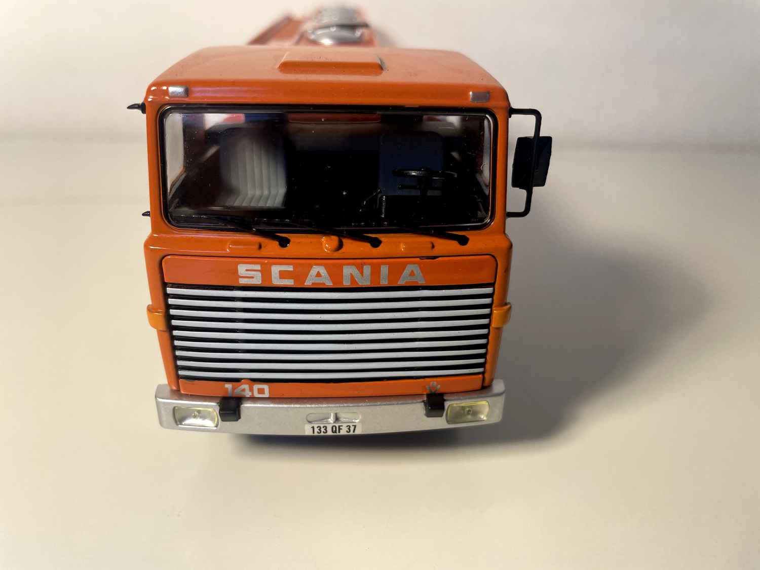 Camion SCANIA 141 orange camion citerne "Produits pétroliers" (un rétroviseur de cassé)