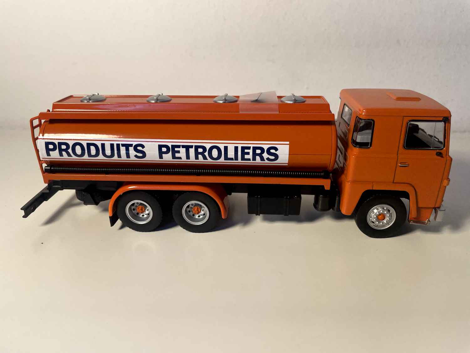 Camion SCANIA 141 orange camion citerne "Produits pétroliers" (un rétroviseur de cassé)