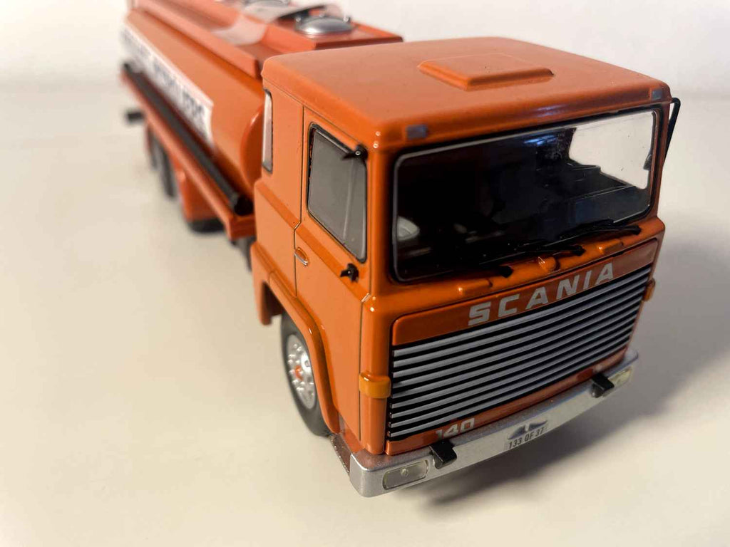 SCANIA 141 orange Tankwagen "Ölprodukte" (ein kaputter Spiegel)
