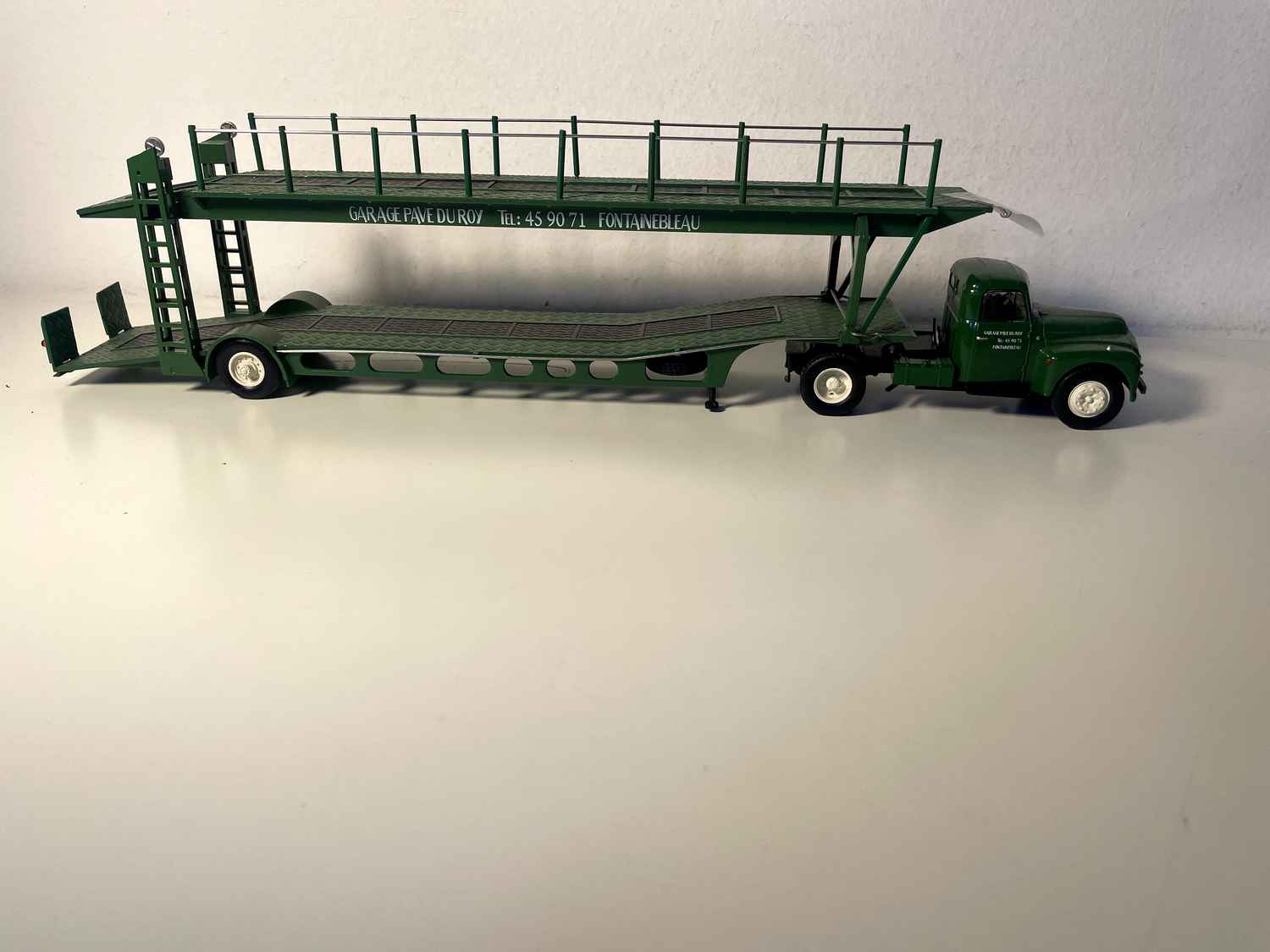 Caminhão transportador de carros Citroën U55 verde IXO (1 espelho quebrado mas presente e 1 espelho ausente)
