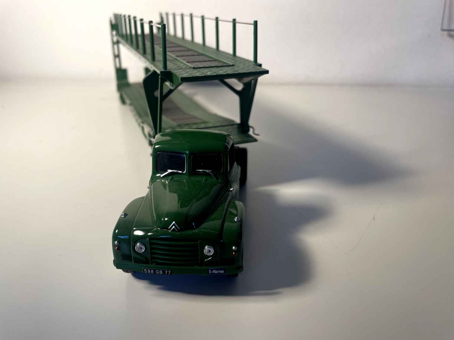 Caminhão transportador de carros Citroën U55 verde IXO (1 espelho quebrado mas presente e 1 espelho ausente)