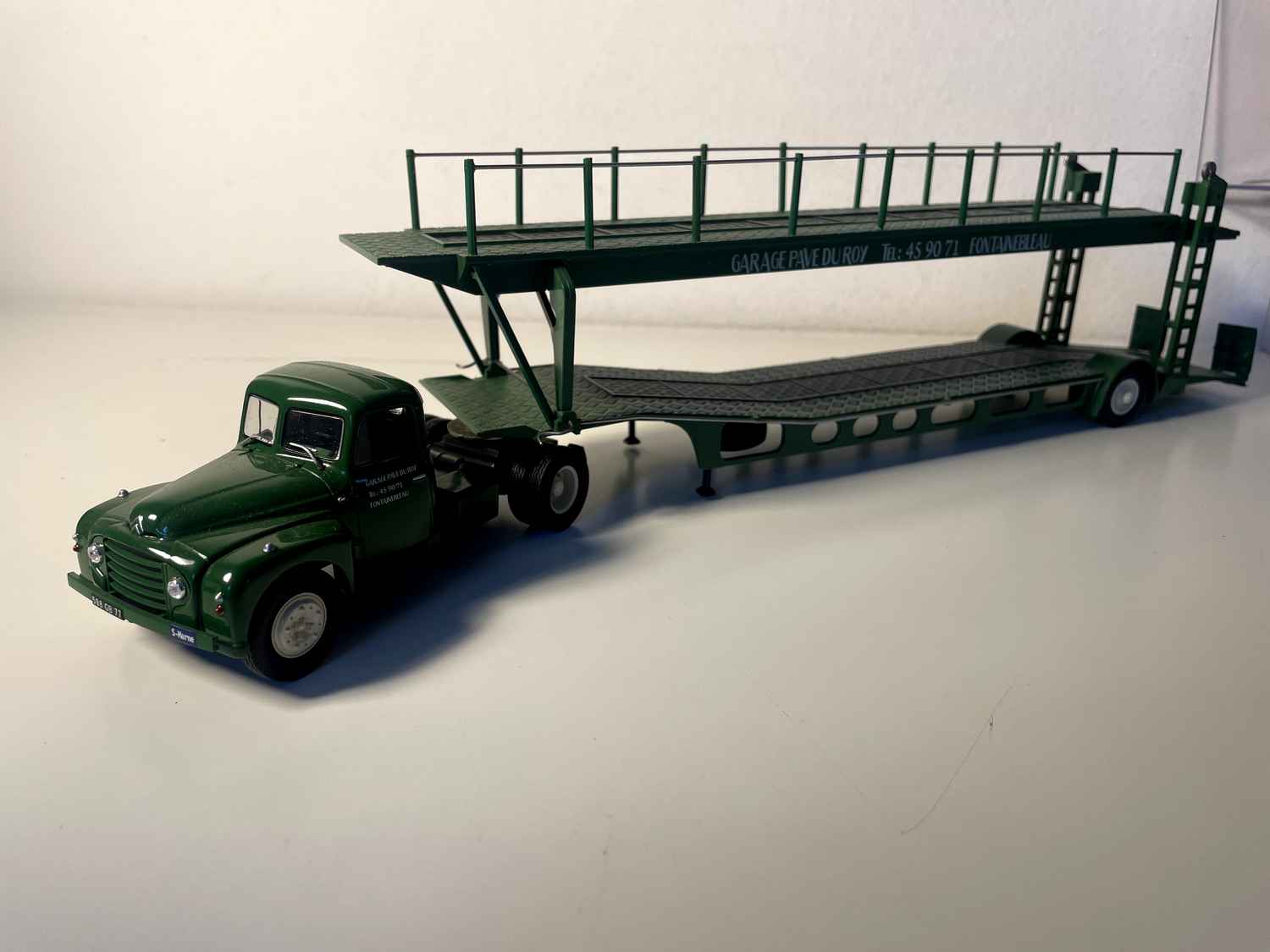 Caminhão transportador de carros Citroën U55 verde IXO (1 espelho quebrado mas presente e 1 espelho ausente)