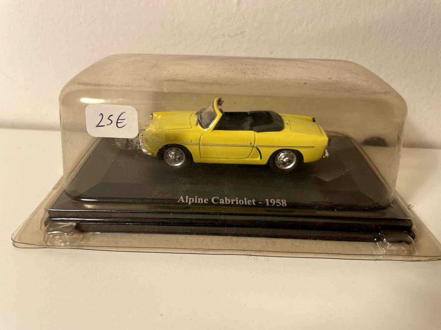 Renault Alpine convertible amarillo de 1958