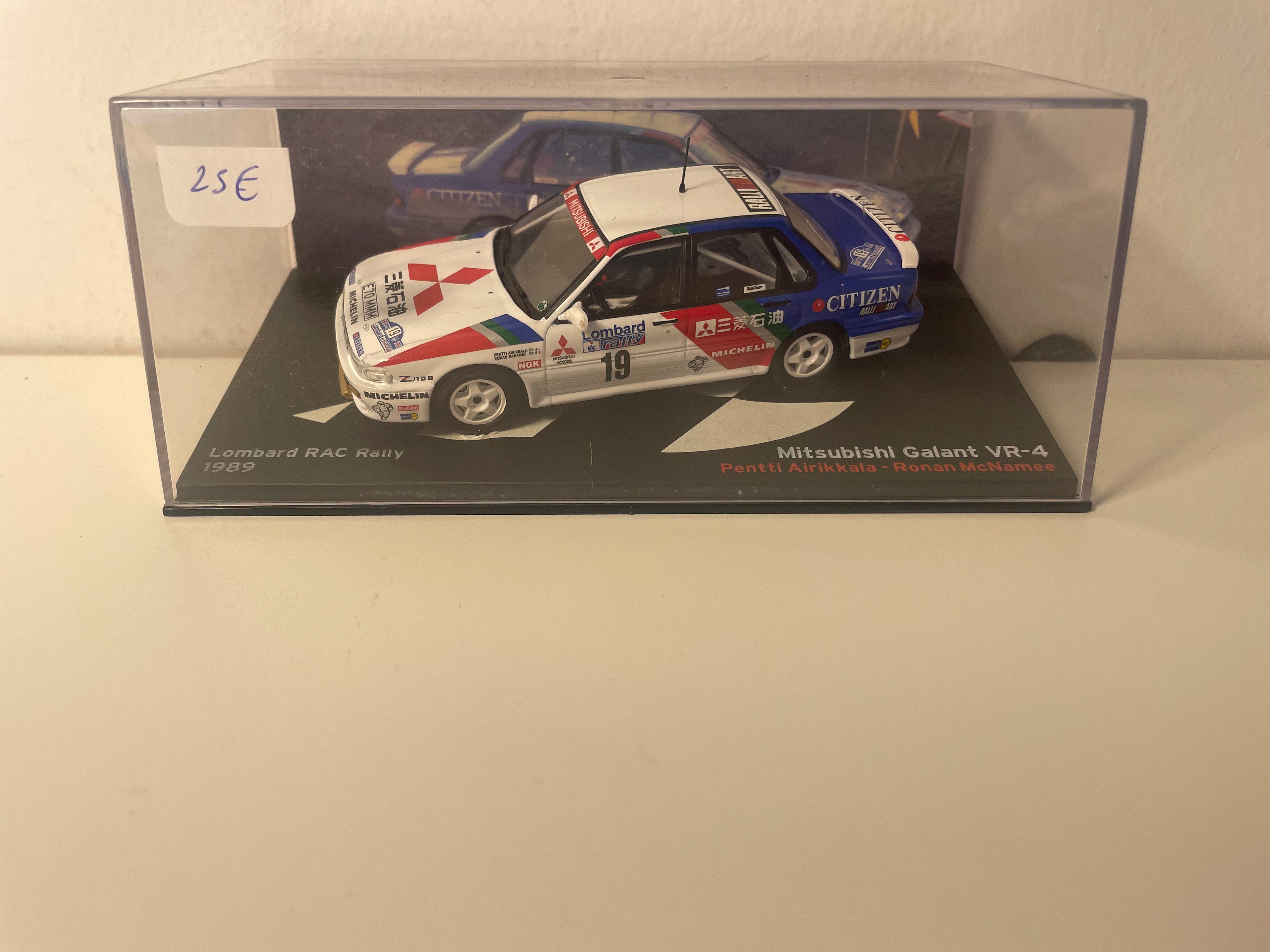 Mitsubishi Galant VR-4 branca, azul e vermelha número 19 - rally RAC Lombard (rally da Grã-Bretanha) de 1989