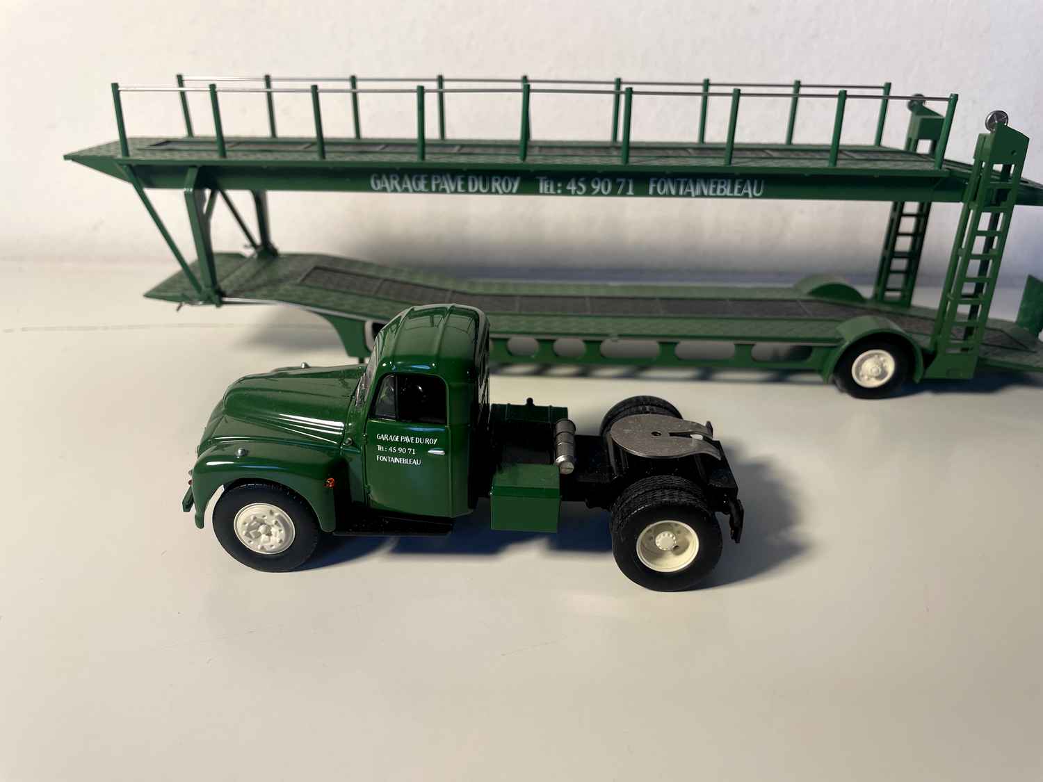 Caminhão transportador de carros Citroën U55 verde IXO (1 espelho quebrado mas presente e 1 espelho ausente)