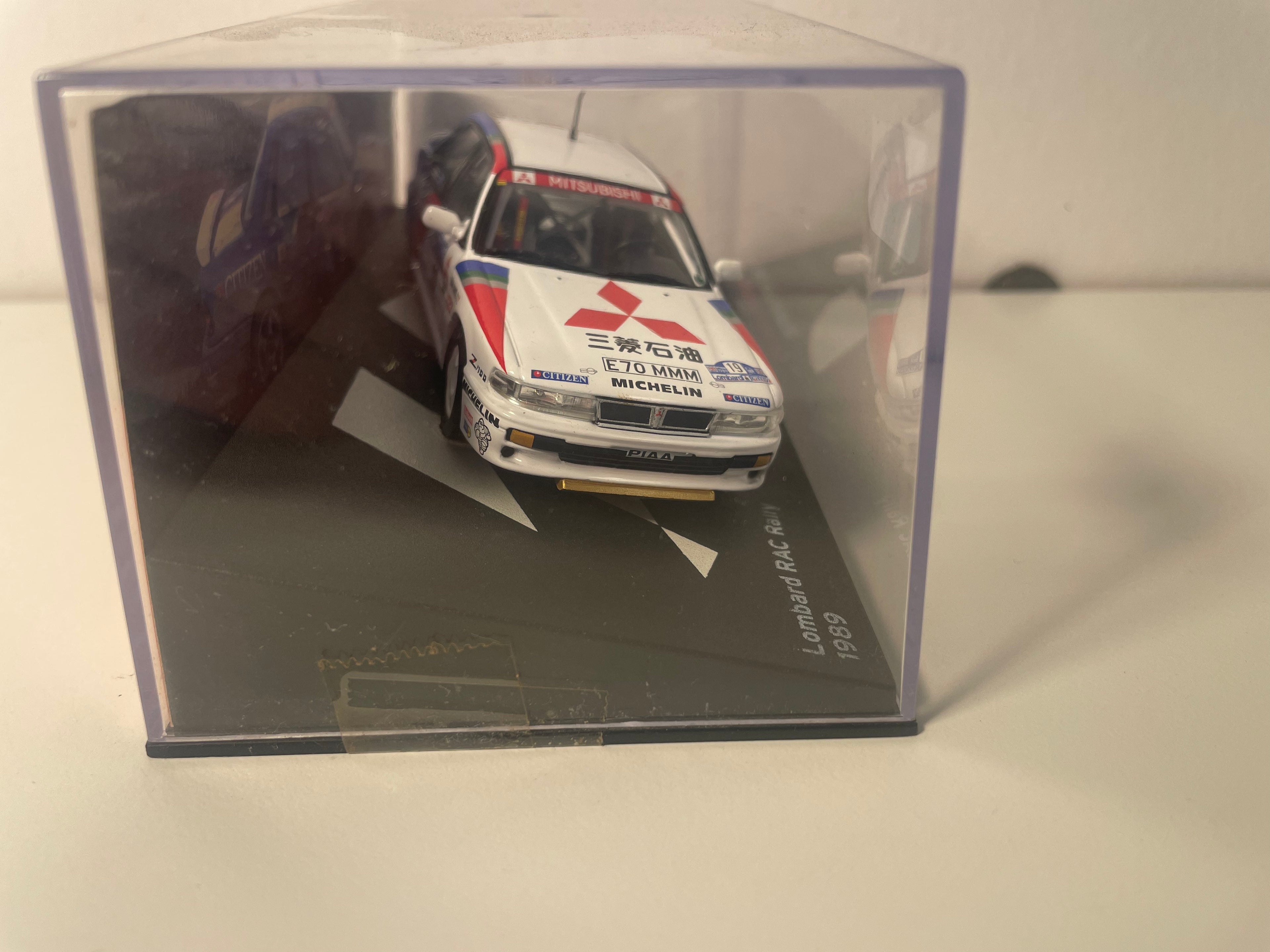 Mitsubishi Galant VR-4 branca, azul e vermelha número 19 - rally RAC Lombard (rally da Grã-Bretanha) de 1989