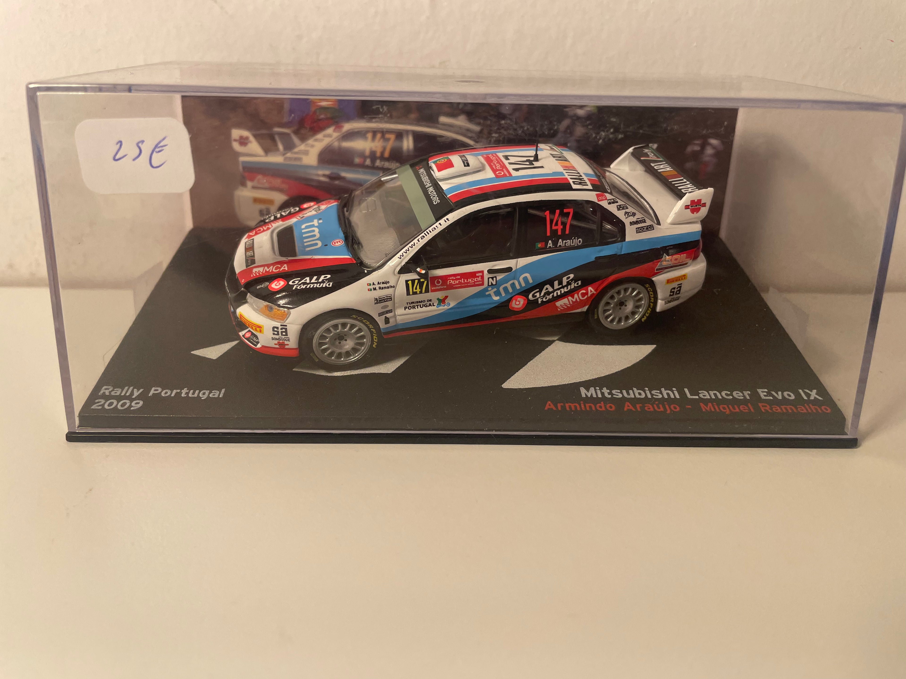 Mitsubishi Lancer Evo IX branca, azul, preta e vermelha número 147 - rally de Portugal de 2009