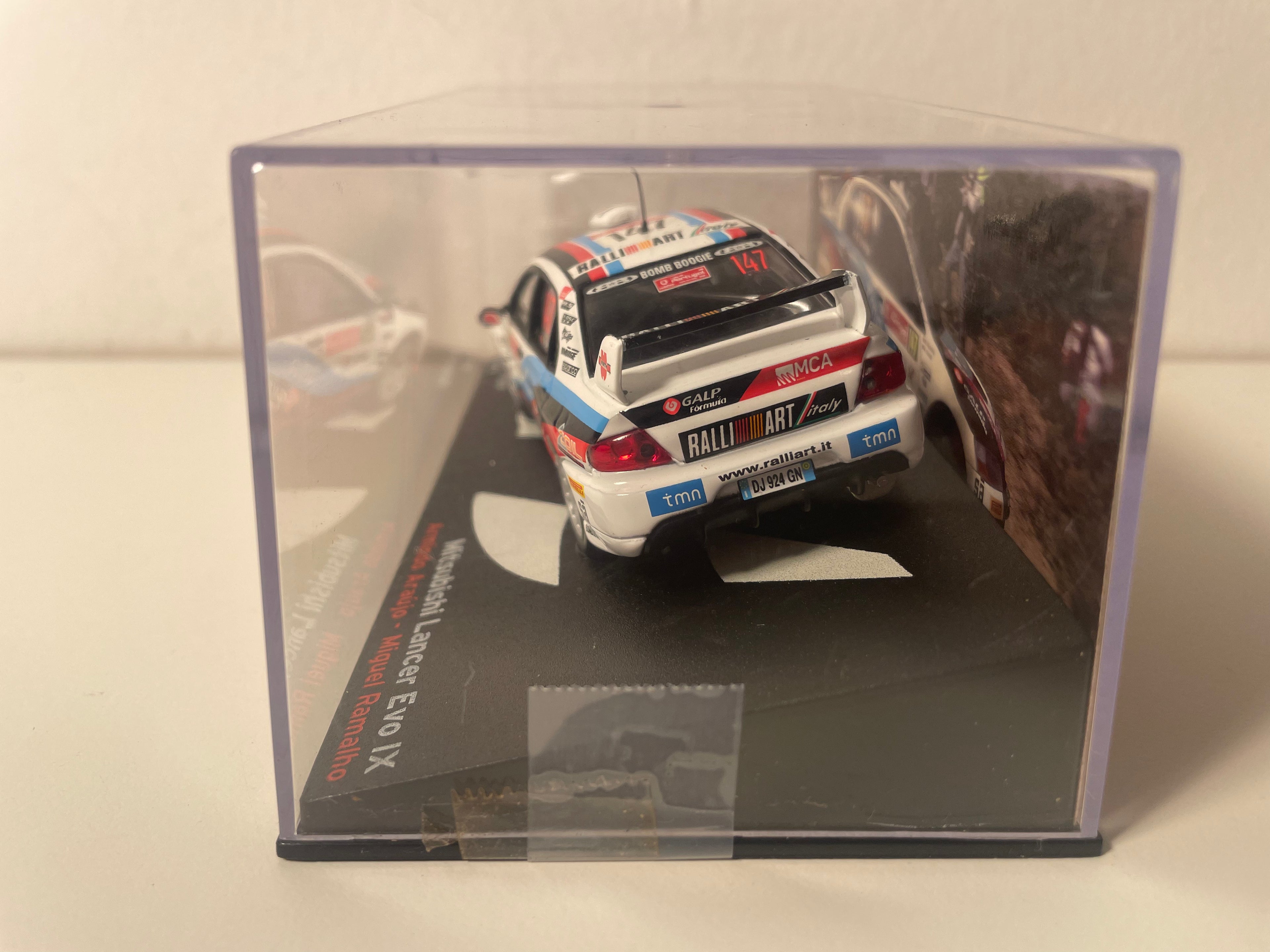 Mitsubishi Lancer Evo IX branca, azul, preta e vermelha número 147 - rally de Portugal de 2009