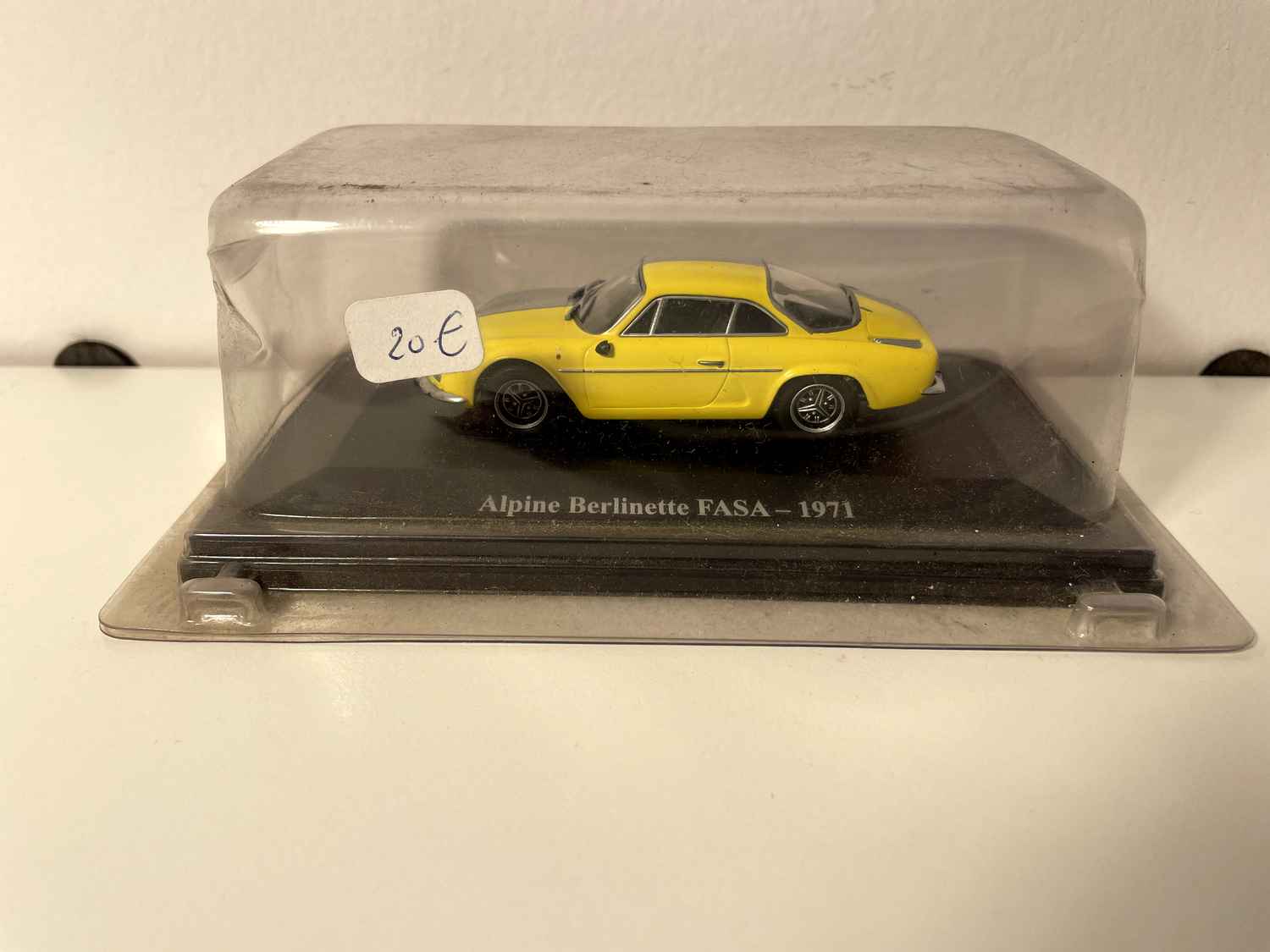 Renault Alpine FASA berlinetta amarillo y gris de 1971